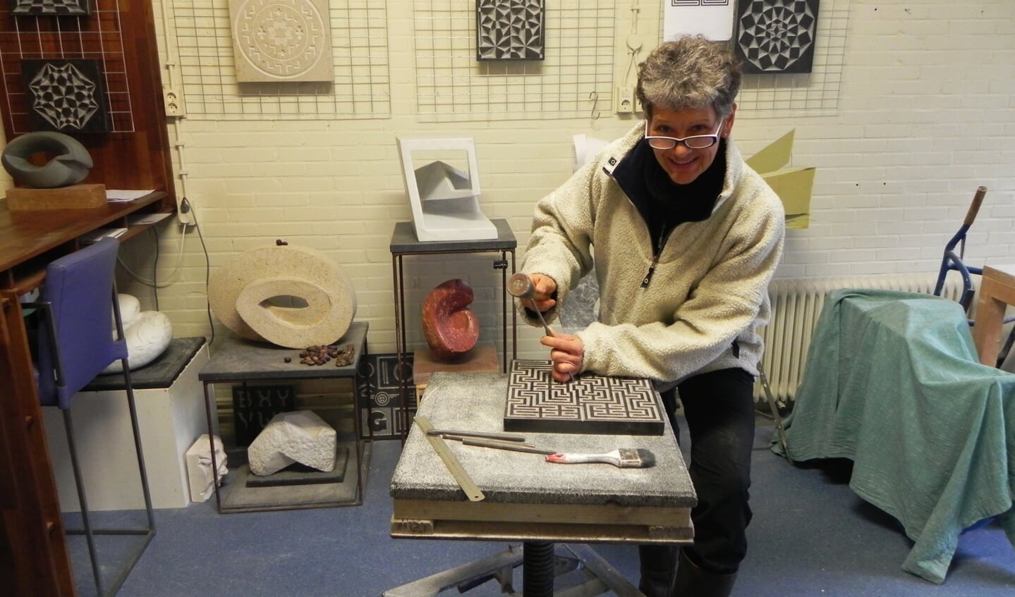 Joke L.C. van Beetem aan het hakken van een labyrint in haar atelier.                               