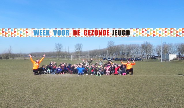 Buurtsportcoaches Mieke en Jesper doen een spel met de onderbouw van de Delteykschool.