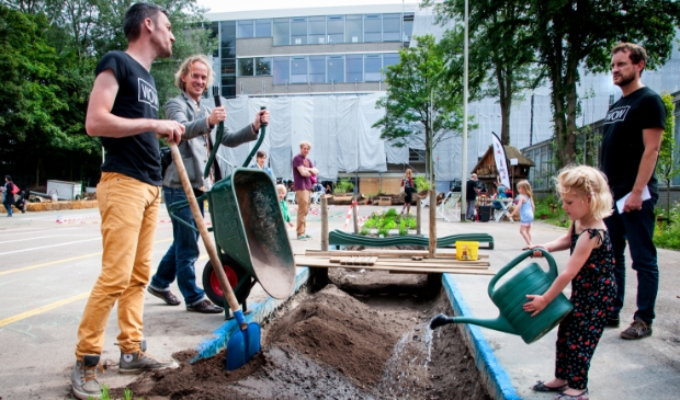 <p>Tegels eruit en groen erin om meer water op te kunnen vangen.</p>