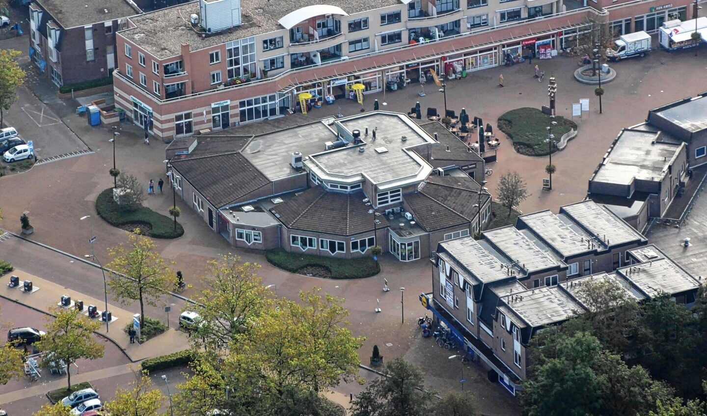 De nieuwbouw van het dorpshuis in Hoevelaken leidt tot vragen bij zowel omwonenden als enkele politieke partijen.