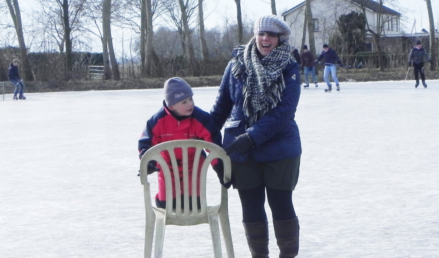 Thijs vindt het ook goed als hij op de stoel zit en mama hem verder duwt,.