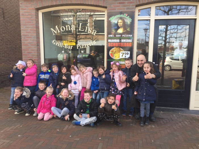 Groepsfoto voor de pizzeria