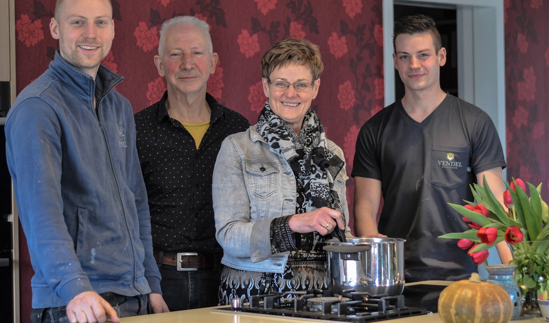 Diede, Wijnand, Trijnie en Leander van de Vendel in hun zelfontworpen keuken.