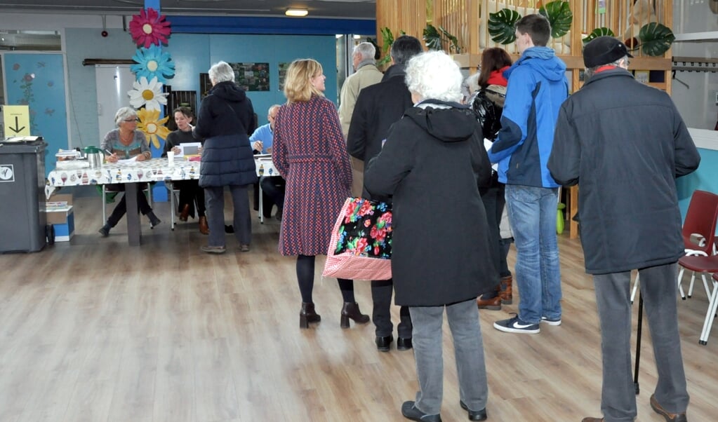 Drukte in het stemlokaal in basisschool Het Kofschip in Ouderkerk bij de gemeenteraadsveriezingen in maart 2018.