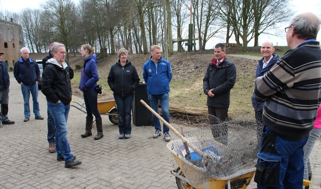 Vrijwilligers voor NL-Doet op Fort Honswijk