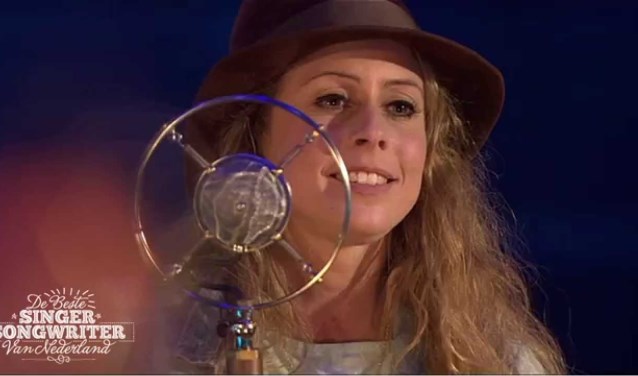 Barbera van der Kaay treedt op in het Verhalenhuis in Haarlem-Noord.
