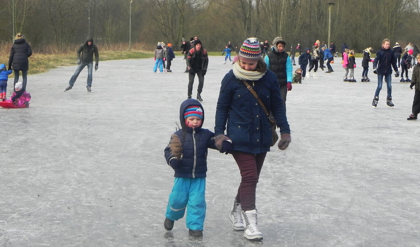 Ook gewoon lopen over het ijs was voor sommige kinderen al een belevenis.                               