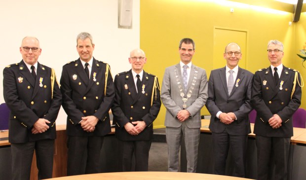 Gijs Salemans, Arie van Bennekom, Ruud Steehouder, Burgemeester Wouter de Jong, Jan Heger en Theo de Wit.