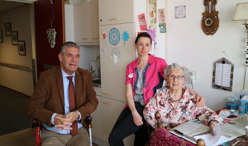 Burgemeester Naafs wekt bewoners van Beatrix