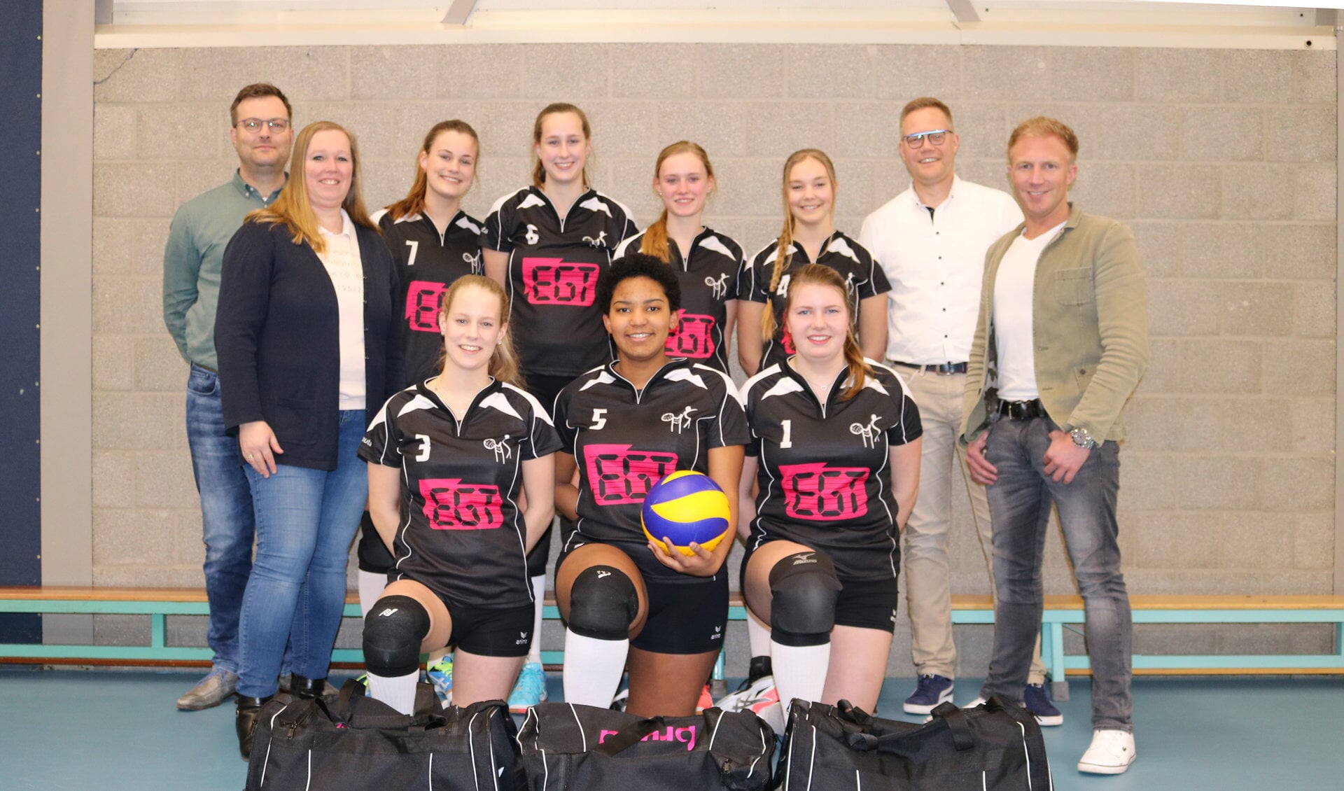 Drietal ondernemers kleden volleybalmeiden OMS