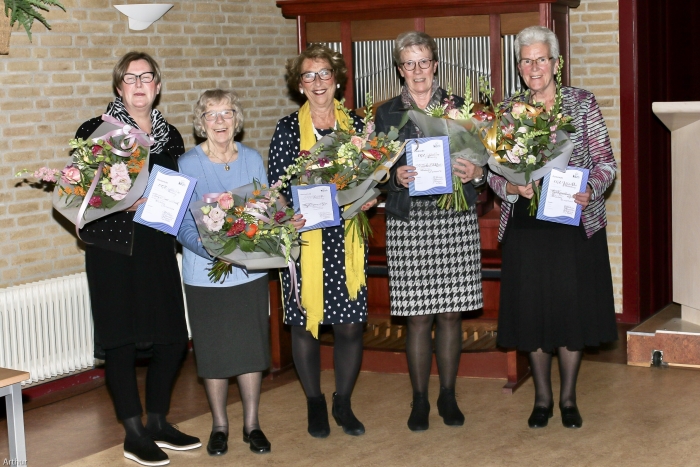 v.l.n.r. Janny de Groot, Ans Priester, Ria Cozijnsen, Mieneke Blokhuis en Riet Kouwenhoven. Niet op de foto: Annie Reitsma.