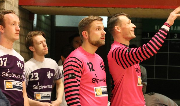 De beide keepers rechts op de foto.