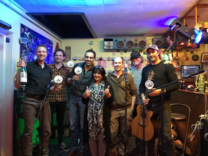 Van Rooster met organisatoren Ruben Wijkhuise van Scouting Brigitta en Bianca Linders van Happy Huiskamer Concert
