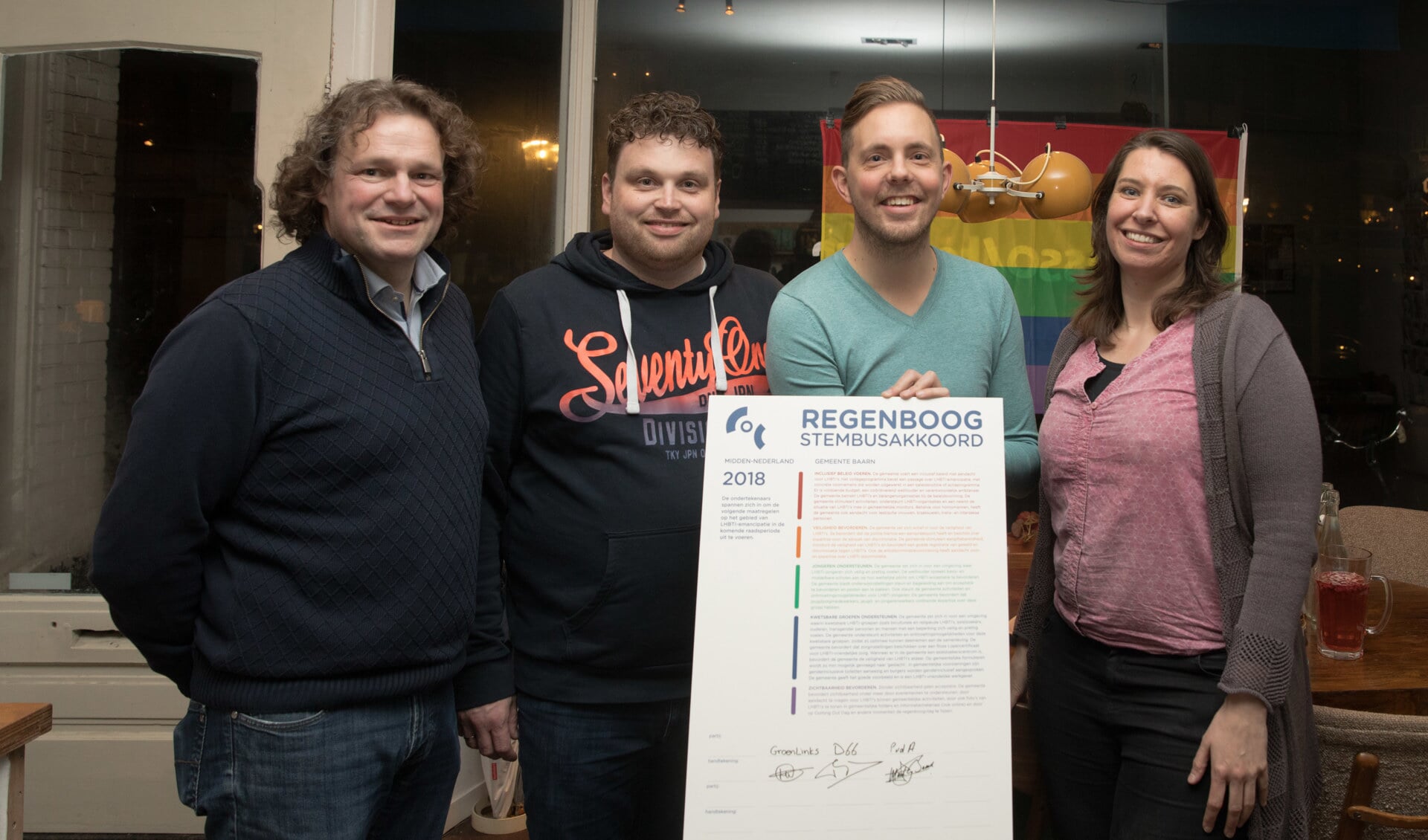Vrijdagavond werd in Baarn het Regenboog akkoord ondertekend. D66, GroenLinks en PvdA ondertekenden onder toeziend oog van COC voorzitter Midden Nederland Simon Timmermans het Regenboog akkoord. 