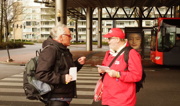 SP-lijsttrekker Parick Adriaans in gesprek bij Busstation Amstelveen.