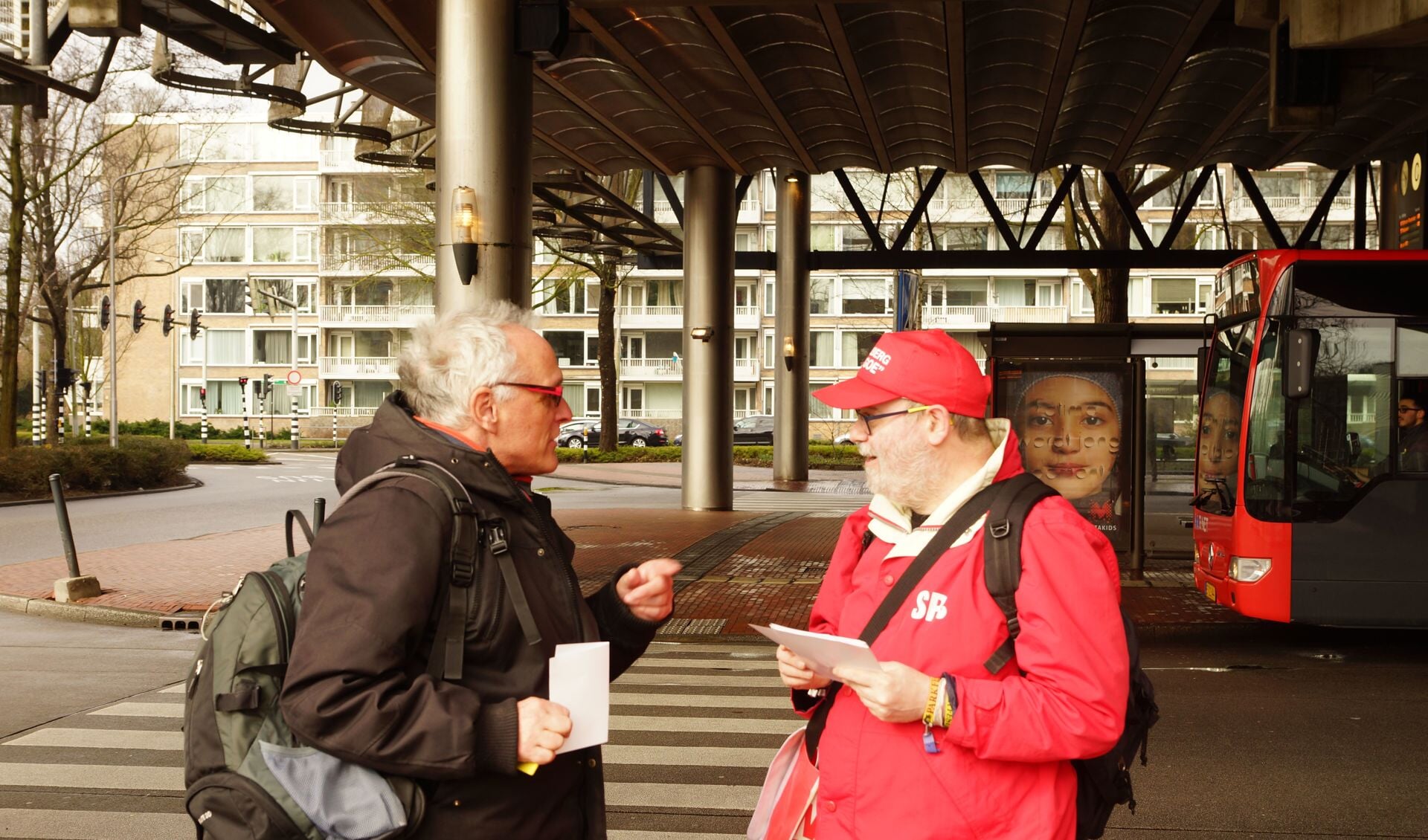 SP-lijsttrekker Parick Adriaans in gesprek bij Busstation Amstelveen.                           