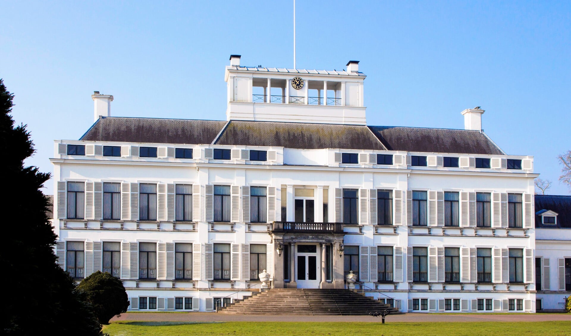 Het aanzicht van paleis Soestdijk wordt niet langer ontsierd door auto's.