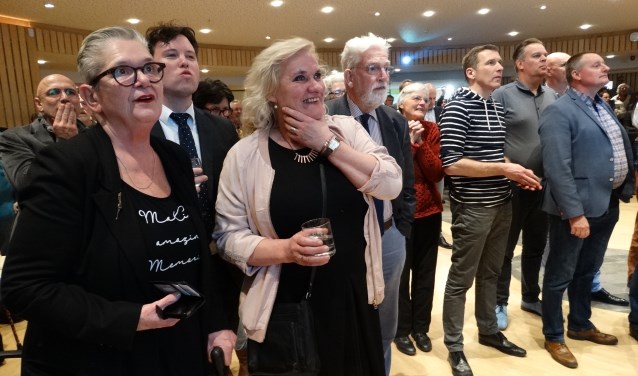 Zowel bij GroenLinks (links op foto) als bij de VVD (rechts op foto) is tijdens de verkiezingsavond, in afwachting van de uitslagen, de spanning groot.