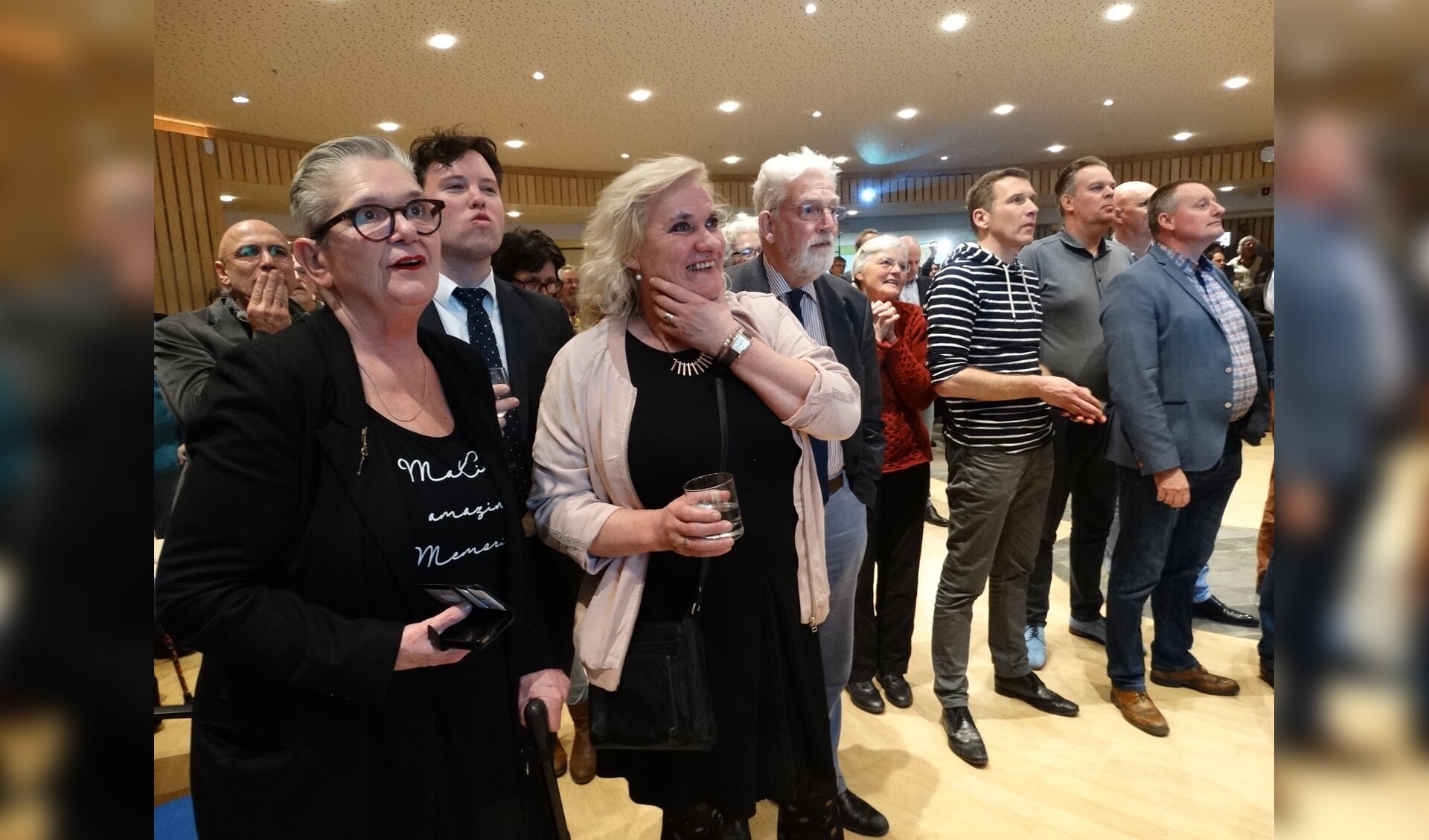                                Zowel bij GroenLinks (links op foto) als bij de VVD (rechts op foto) is tijdens de verkiezingsavond, in afwachting van de uitslagen, de spanning groot.