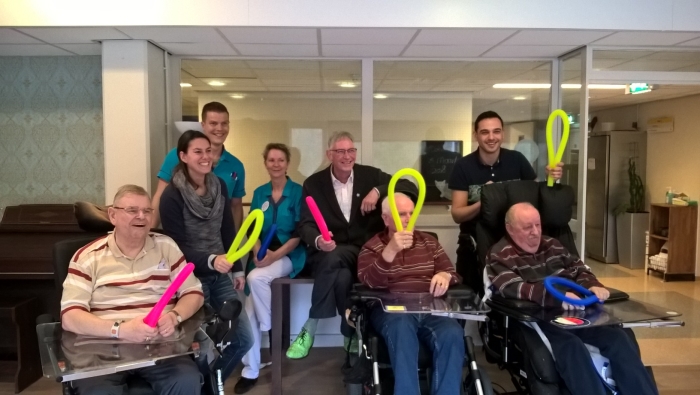 Wethouder Nijhof sport met bewoners Het Zonnehuis