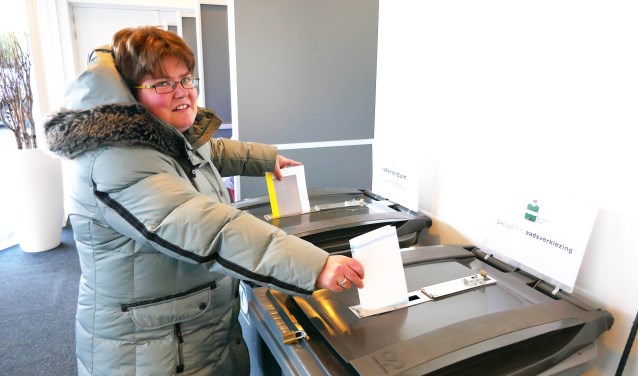 Sandra van Logtenstein stemt voor de raad en het referendum over de sleepwet.
