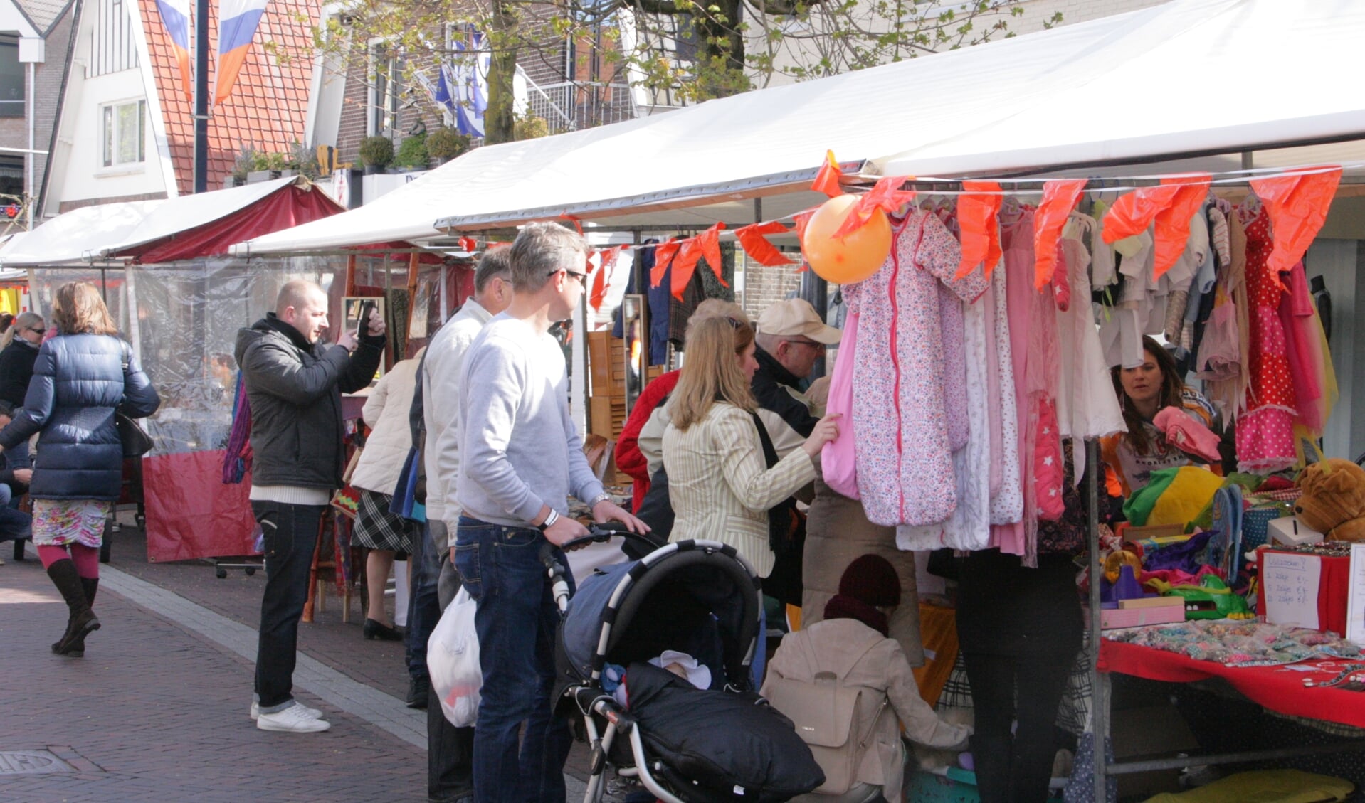 Op Koningsdag organiseert Stichting Koningsdag Bennekom weer de traditionele Koningsmarkt in de Dorpsstraat.