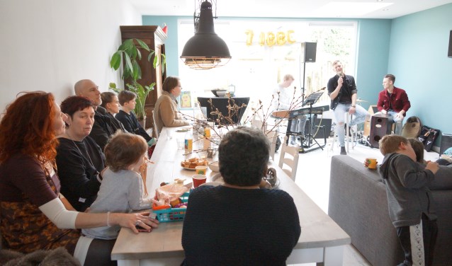 Huiskamers werden omgebouwd tot locatie voor een intiem optreden.