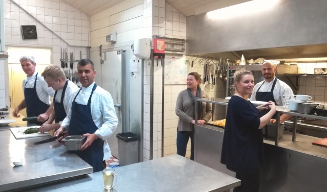 Ali samen met zijn collega's van Den Rooden Leeuw.