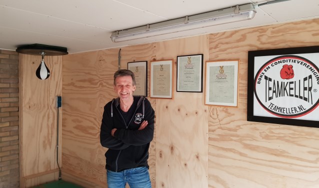 Arnold Keller in zijn praktijk. Met aan de wand zijn vier Wereldrecords.