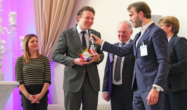 Lodewijk van Grootel neemt namens Postillion Hotel Utrecht Bunnik de award in ontvangst.