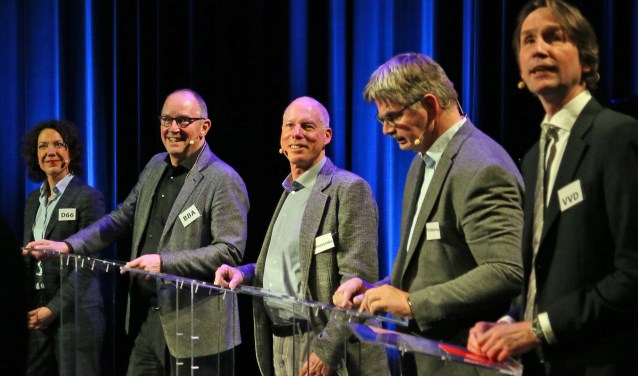 Vlnr: Maaike Veeningen (D66), Peter Bot (BBA), Martin Kortekaas (GrL), Bert de Pijper (CU) en Herbert Raat (VVD).