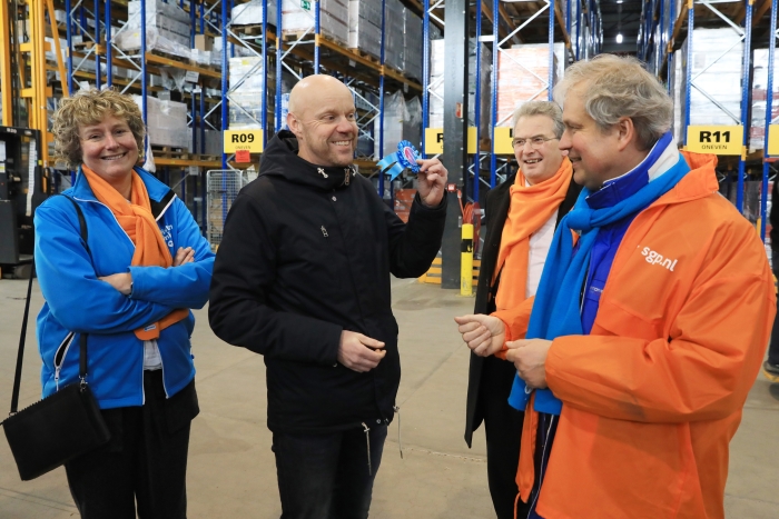 Theo van Domselaar (Bouw Logistic Services) is zichtbaar ingenomen met het predicaat “Samen Waardevol” dat het bedrijf van de lokale ChristenUnie-SGP kandidaten kreeg.