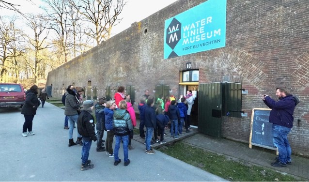 Leerlingen van de Delteykschool bezoeken de Romeinententoonstelling op Fort Vechten