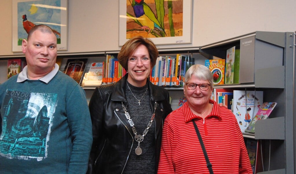 Burgemeester Petra Doornenbal met beide kunstenaars.