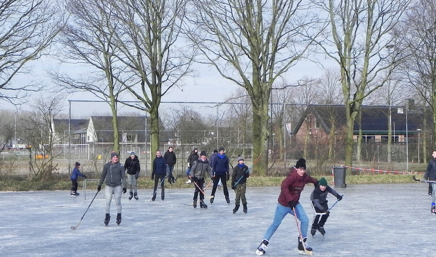 Deze jongens hadden plezier in het spelen van ijshockey.