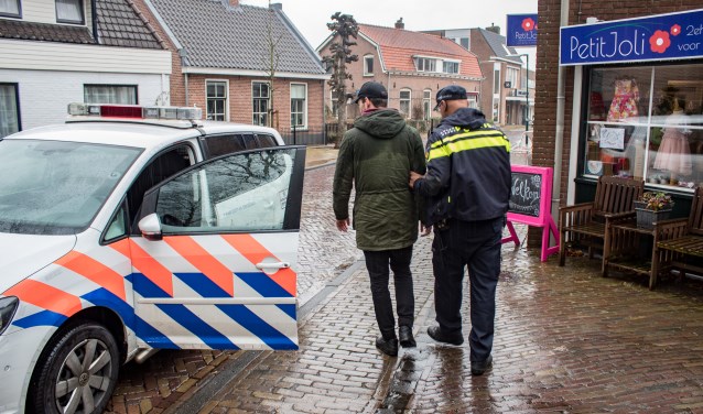 Verdachte is gevonden en wordt terug naar het bureau gebracht