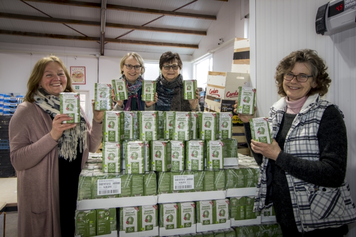 medewerkers voedselbank tussen de koffie