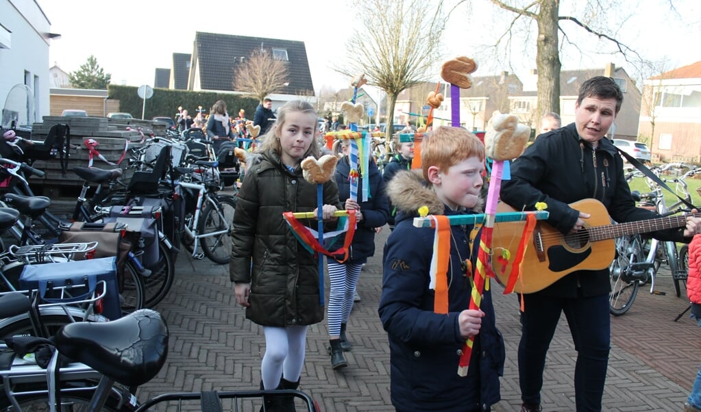De kinderen waren met palmpaasstokken vanaf de Koningin Julianaschool naar de kerk gekomen.