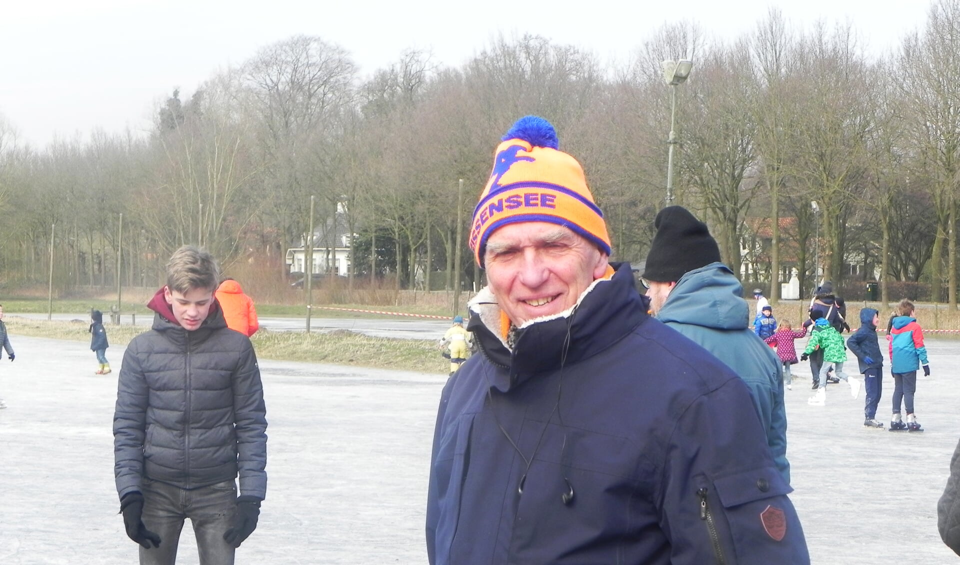 Anton Peek is blij dat de schaatsbaan door zo veel mensen gebruikt wordt.                 
