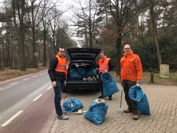 Gijsbert, Gert-Jan en Gerrit ruimen zwerfafval op in Overberg