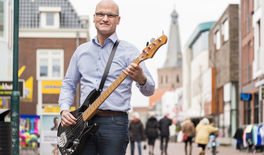 Danny de Groot, bassist: ,,Een organist kan prachtig spelen, maar als hij bewust in zonde leeft, kan dat meer schade berokkenen dan dat iemand oprecht in geloof de drumstokken hanteert en de Heer met zijn hele hart wil loven.