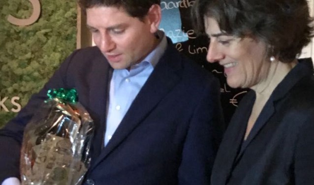 Marian van der Weele overhandigt Jan Paternotte een cadeau als dank voor zijn komst.