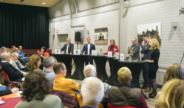 Lijsttrekkers debatteerden met elkaar in De Camp. Van rechts naar links Moniek van de Graaf (PvdA/GroenLinks), Henk Jan Molenaar (SGP), Pieter de Kruif (GBW), Marleen Treep (CU), Michel Hardeman (CDA) en Jhony Stalman (VVD).