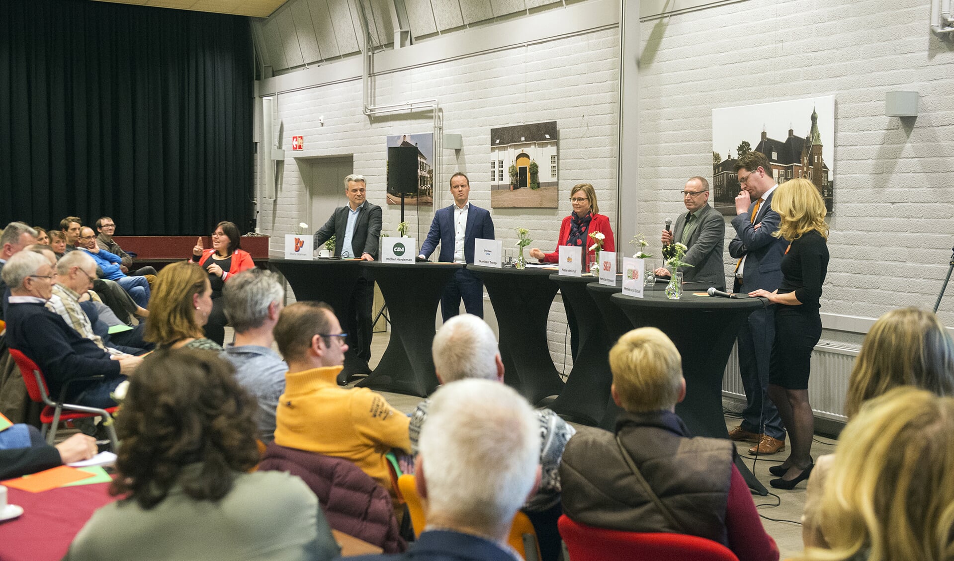 Lijsttrekkers debatteerden met elkaar in De Camp. Van rechts naar links Moniek van de Graaf (PvdA/GroenLinks), Henk Jan Molenaar (SGP), Pieter de Kruif (GBW), Marleen Treep (CU), Michel Hardeman (CDA) en Jhony Stalman (VVD).