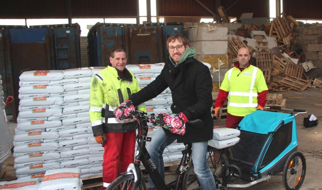 Theo Moons met vier zakken van twintig liter.