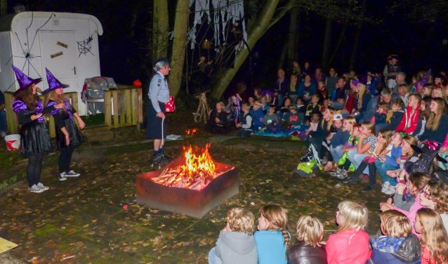 Wie helpt de scouts van Bos en duin met het opknappen van de kampvuurkuil?