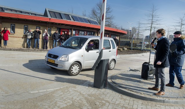 Jacqueline Hofmeijer stond om 12 uur voor de poort om als eerste de nieuwe milieustraat te gebruiken.