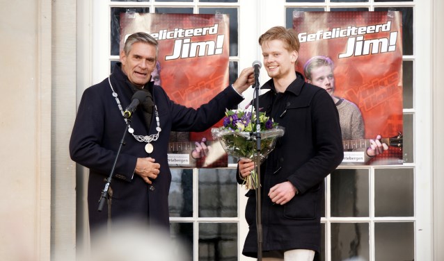 Burgemeester Frits Naafs huldigde Jim van der Zee.