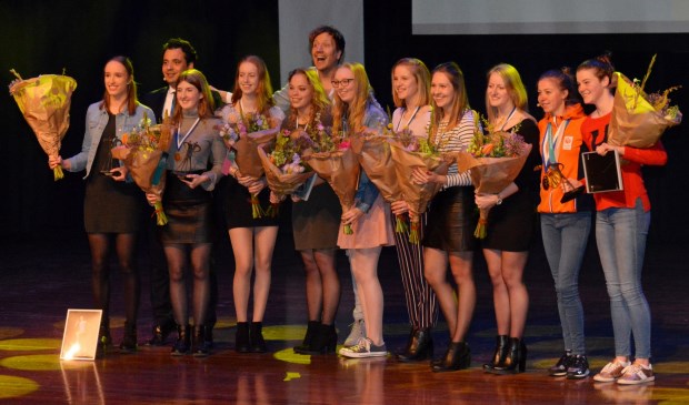 De sporttoppers 2017 op het podium van het Cultuurgebouw.