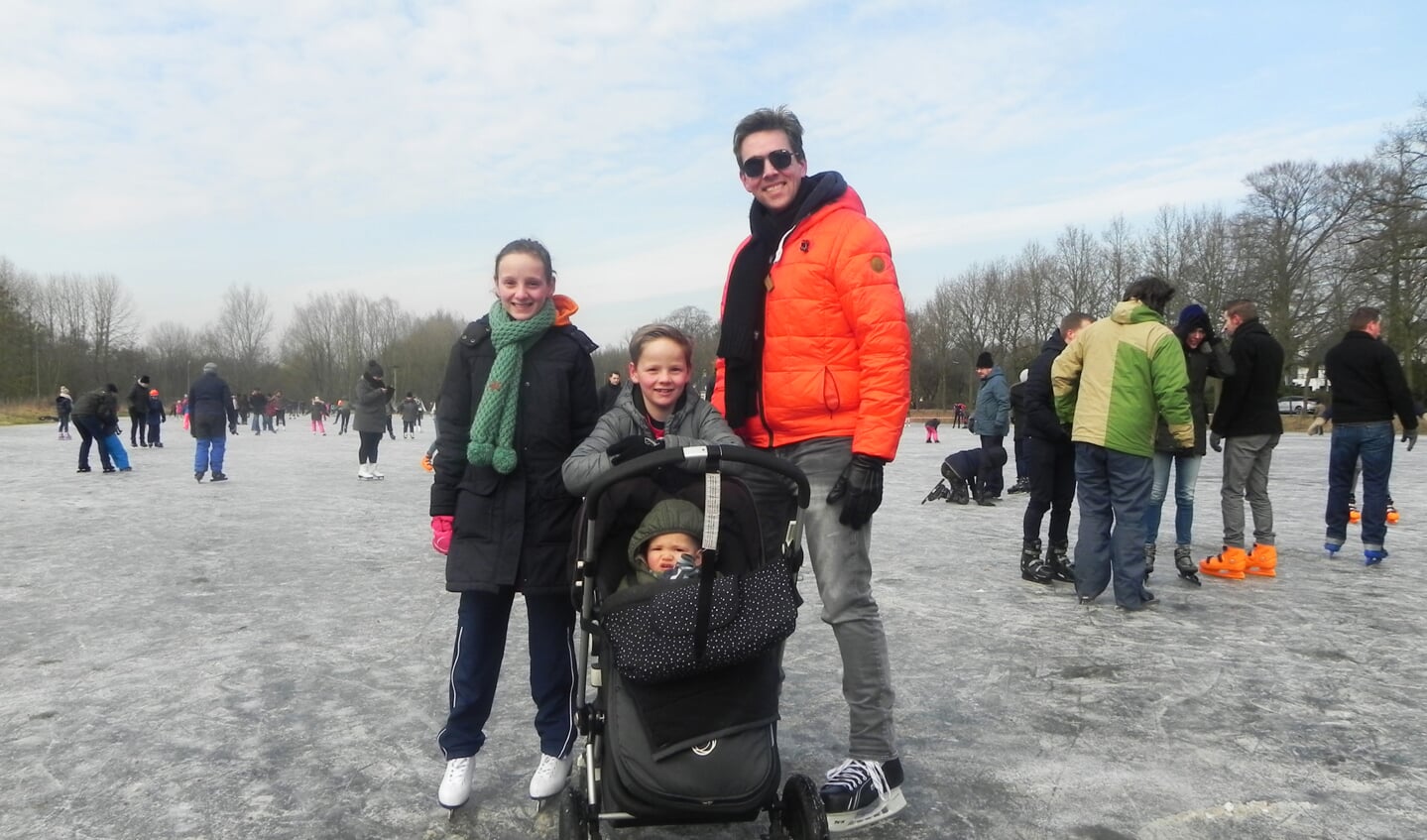 Yvar met dochter Merel en zoon Benjamin genieten van het ijs.                               